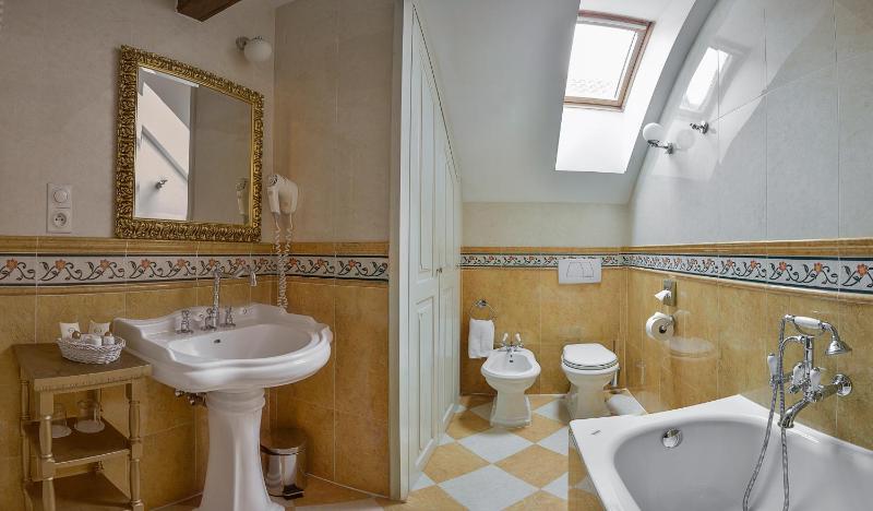 Suite with City View image 3