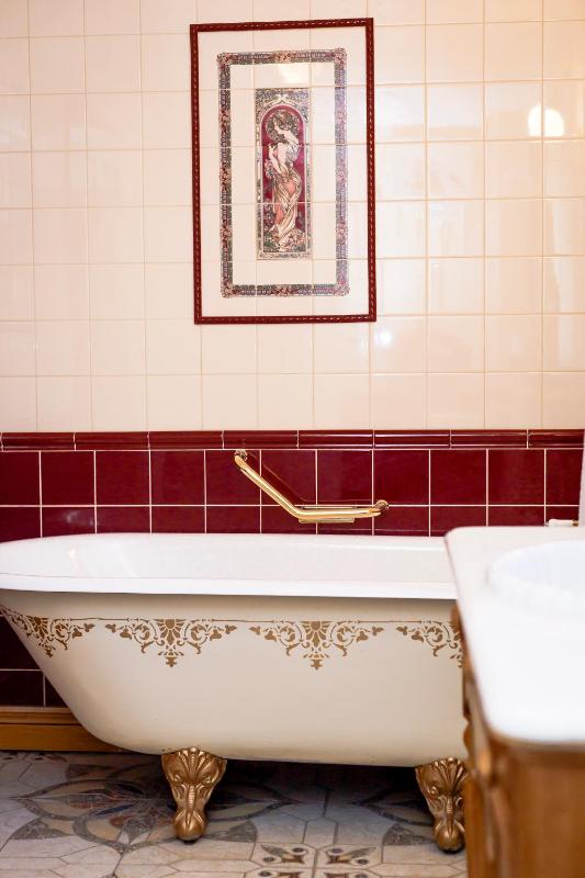 Queen Suite image 2