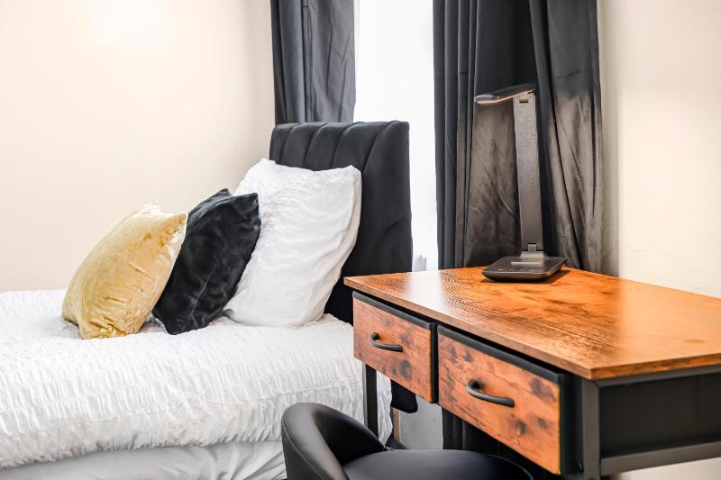 3BR House with Free Parking near City Centre - sleeps 6ppl - image 23