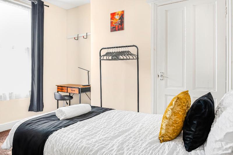 3BR House with Free Parking near City Centre - sleeps 6ppl - image 21