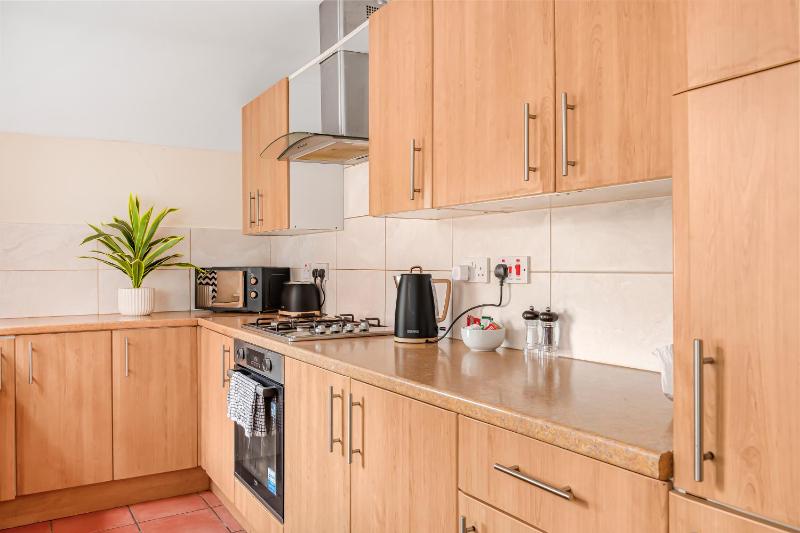 3BR House with Free Parking near City Centre - sleeps 6ppl - image 16