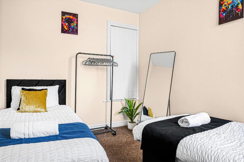 3BR House with Free Parking near City Centre - sleeps 6ppl - image 5