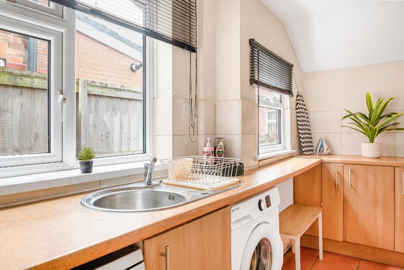 3BR House with Free Parking near City Centre - sleeps 6ppl - image 19