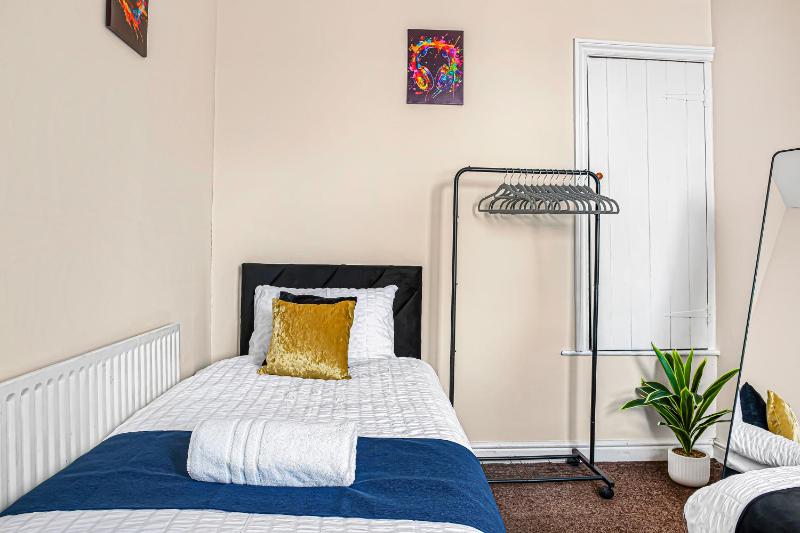 3BR House with Free Parking near City Centre - sleeps 6ppl - image 2