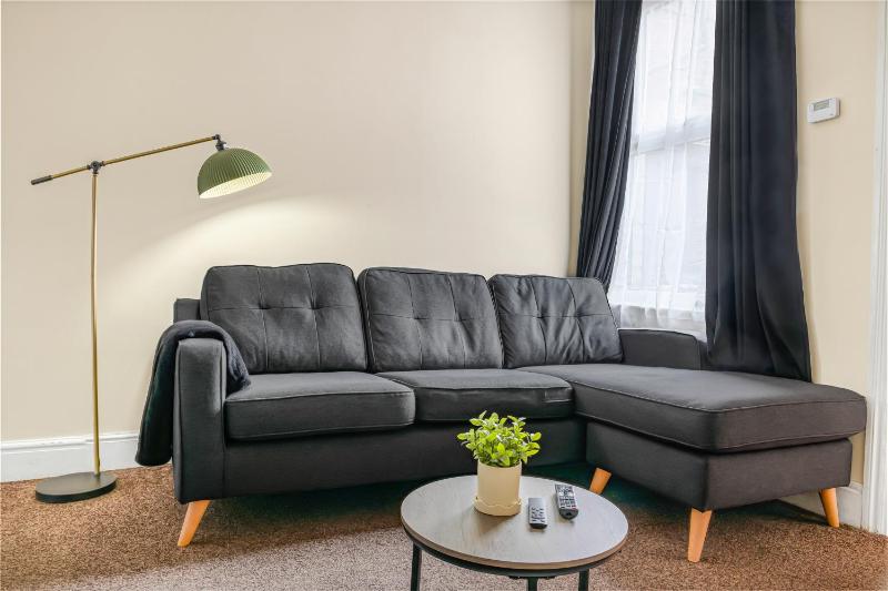 3BR House with Free Parking near City Centre - sleeps 6ppl - image 1