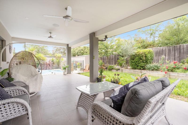 Charming 3-Bed Getaway with Pool & Garden Oasis - image 8