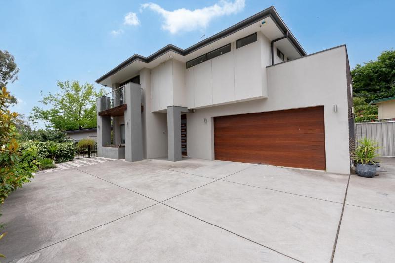 Charming 3-Bed Getaway with Pool & Garden Oasis - image 4