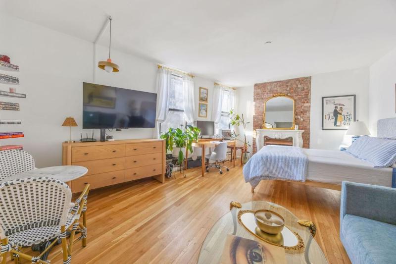 Cozy West Village Studio Hudson River Views - image 1