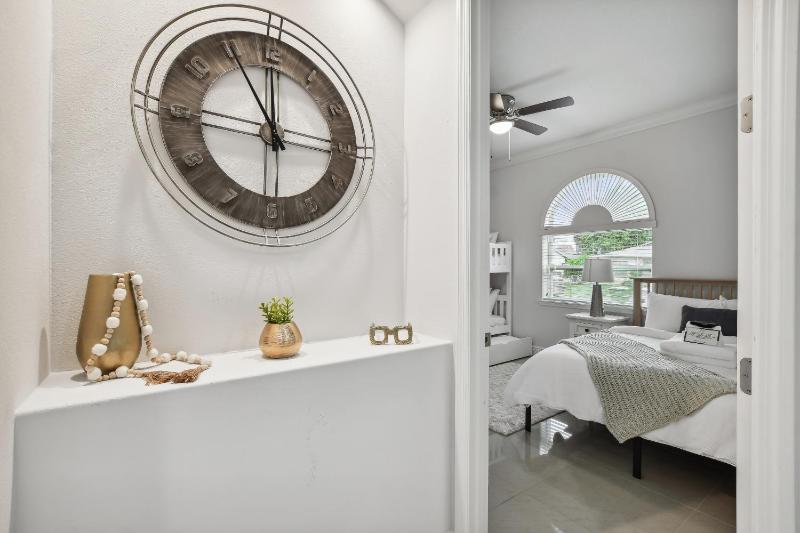 Lux 4BR Tampa Retreat - Mins Walk to RJ Stadium - image 22