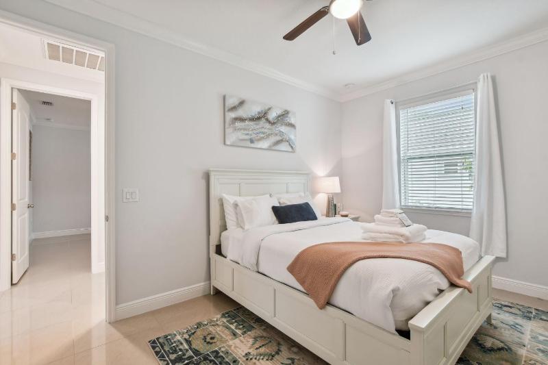 Lux 4BR Tampa Retreat - Mins Walk to RJ Stadium - image 5