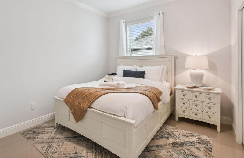 Lux 4BR Tampa Retreat - Mins Walk to RJ Stadium - image 26