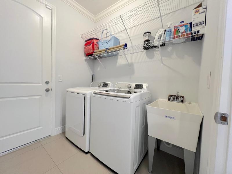 Lux 4BR Tampa Retreat - Mins Walk to RJ Stadium - image 32