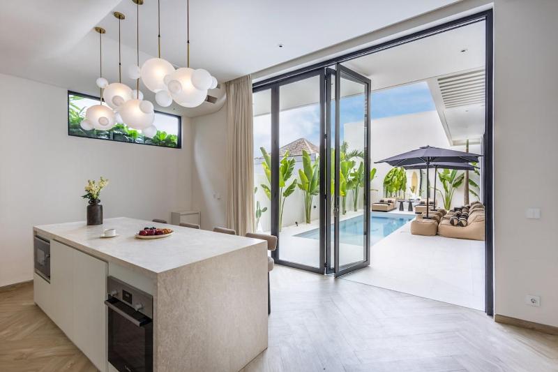 Paradiso Berawa - Stylish 3BR Retreat in Trendy Berawa! - image 7