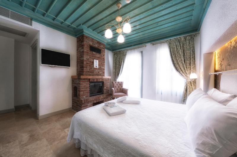 Deluxe Double Room with Nature View and Fireplace image 2