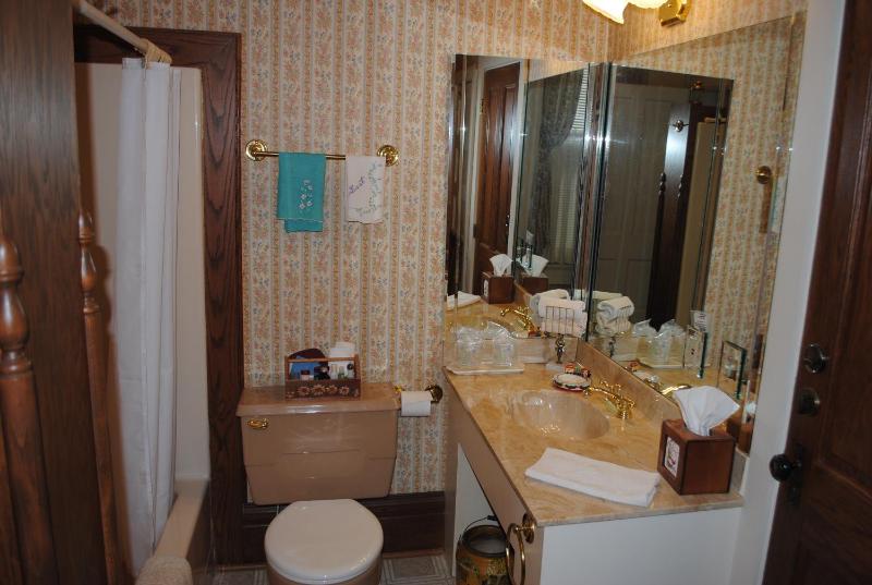 Standard Queen Room image 2