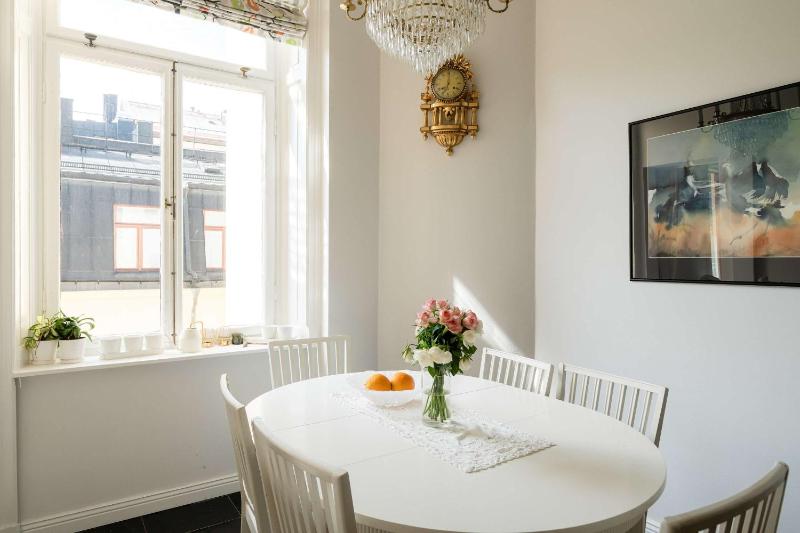 Modern Ostermalm Apartment Balcony 4m Ceilings - image 10