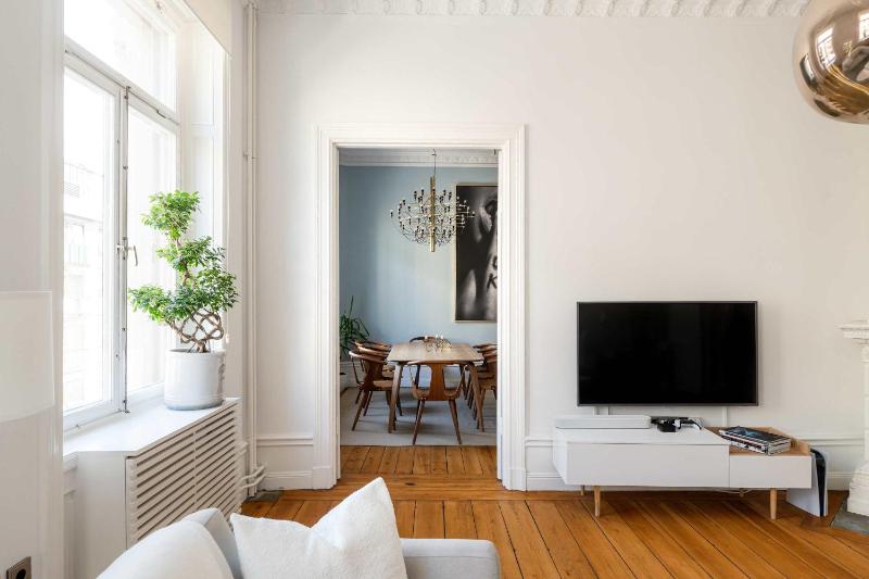 Modern Ostermalm Apartment Balcony 4m Ceilings - image 12