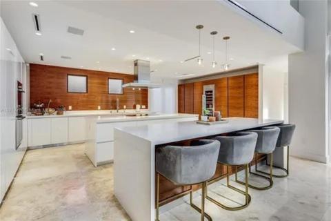 Villa Roxi Chic 5BR Hideaway with Pool in Coconut Grove - image 9
