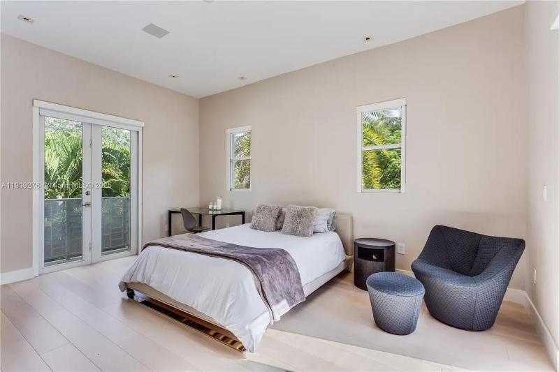 Villa Roxi Chic 5BR Hideaway with Pool in Coconut Grove - image 6