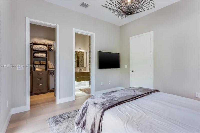 Villa Roxi Chic 5BR Hideaway with Pool in Coconut Grove - image 4