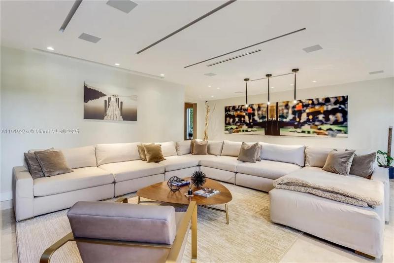 Villa Roxi Chic 5BR Hideaway with Pool in Coconut Grove - image 11