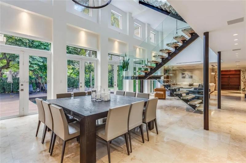 Villa Roxi Chic 5BR Hideaway with Pool in Coconut Grove - image 5