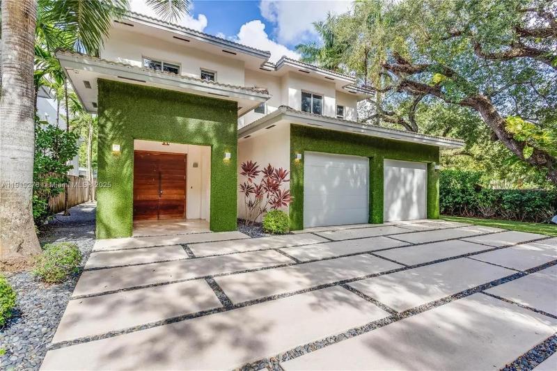 Villa Roxi Chic 5BR Hideaway with Pool in Coconut Grove - image 13