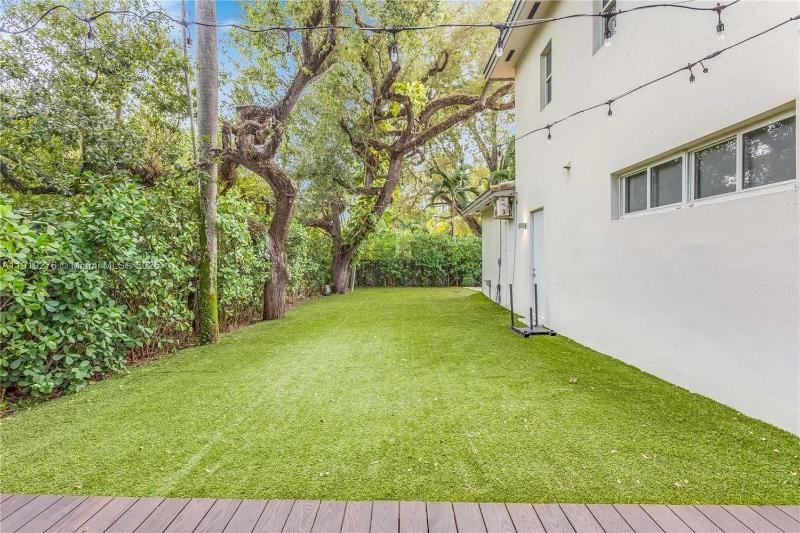 Villa Roxi Chic 5BR Hideaway with Pool in Coconut Grove - image 16