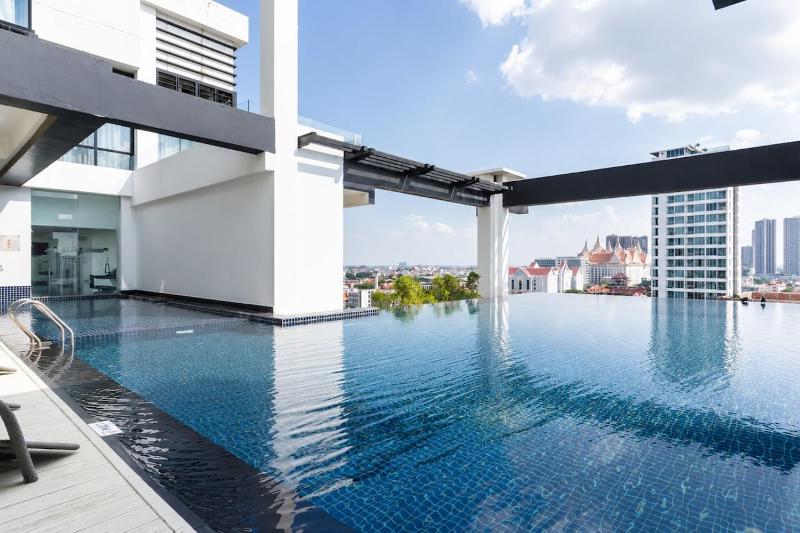 Modern and quiet Condo BKK1 - Rooftop Pool - image 6