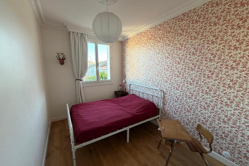 Large 105m Apt with Terrace & Parking - image 2