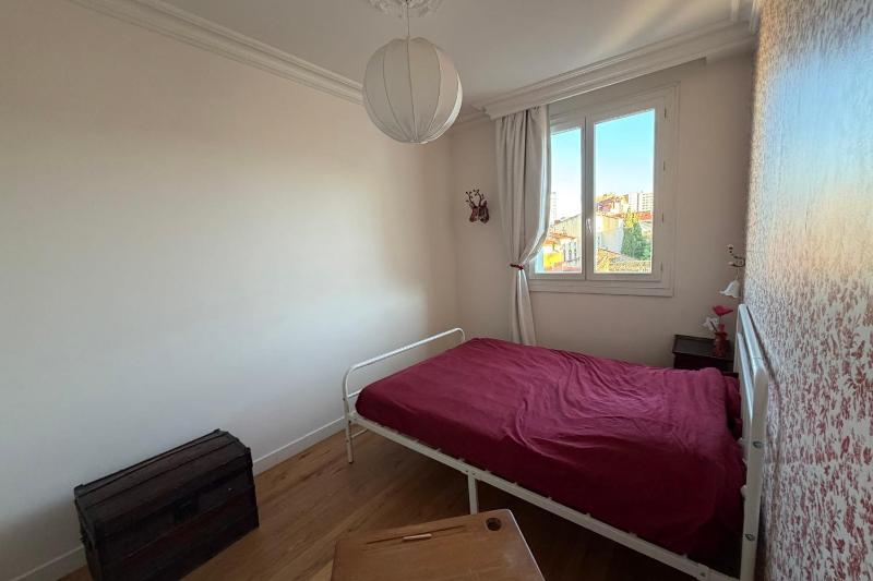 Large 105m Apt with Terrace & Parking - image 5