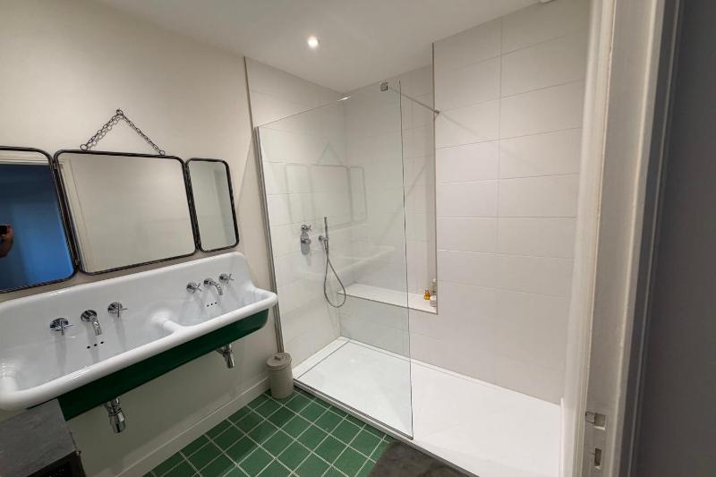 Large 105m Apt with Terrace & Parking - image 6