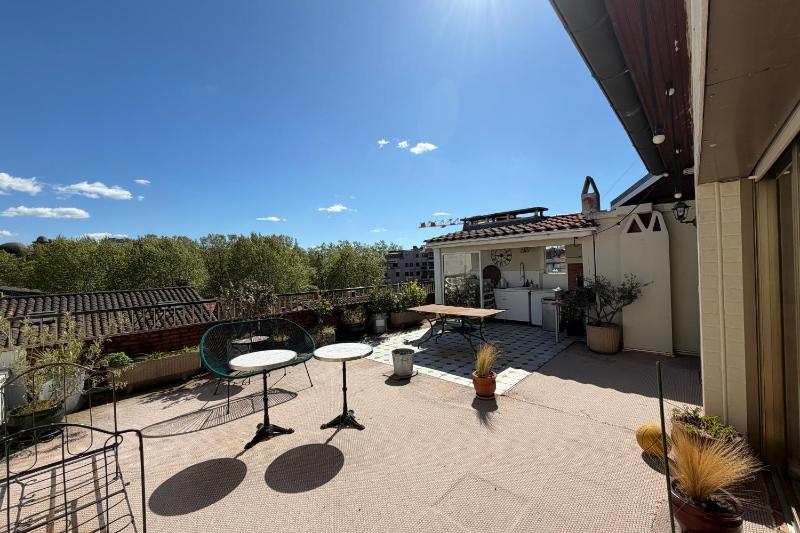 Large 105m Apt with Terrace & Parking - image 4