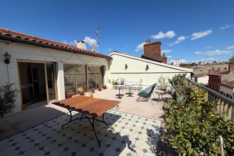 Large 105m Apt with Terrace & Parking - image 9