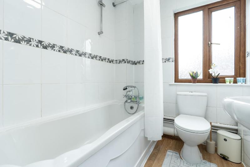 Open Mind Property - 3BR with Free Parking & Garden - image 22