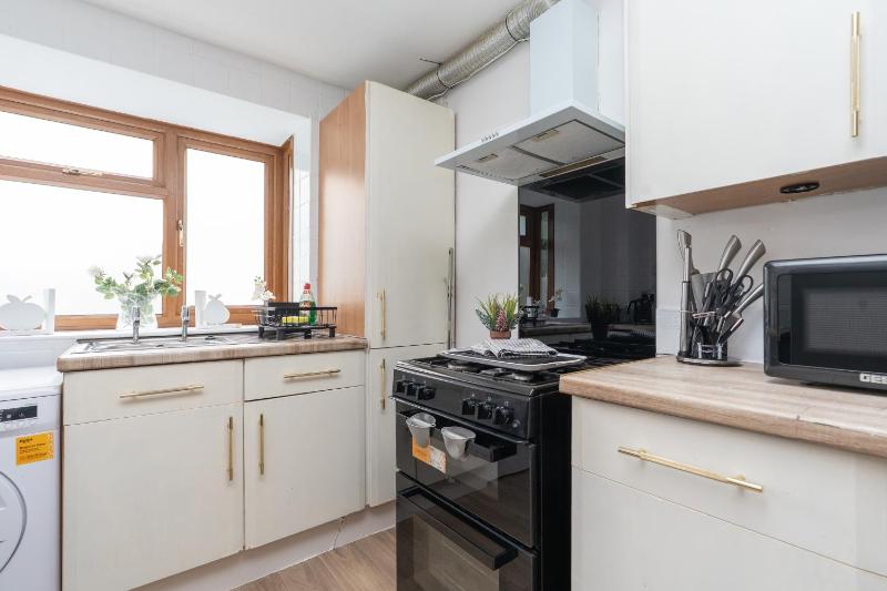 Open Mind Property - 3BR with Free Parking & Garden - image 4