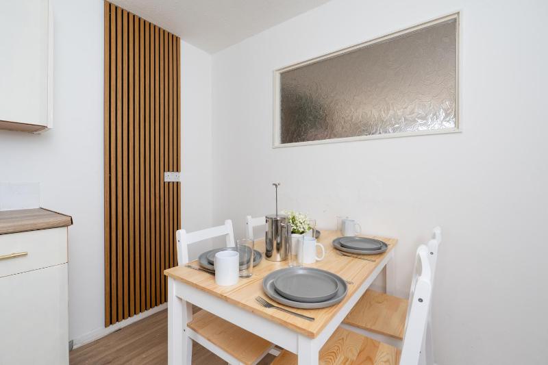 Open Mind Property - 3BR with Free Parking & Garden - image 2