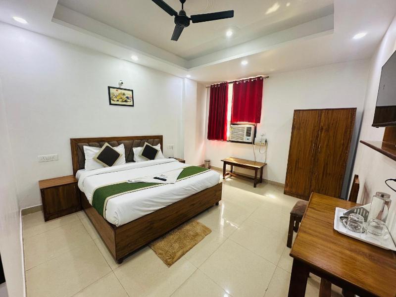Hotel Frolic Near Noida Metro Station 52 - image 3