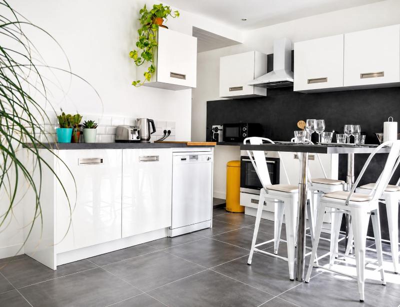 Beautifully bright apartment in Old Town St Tropez - image 16