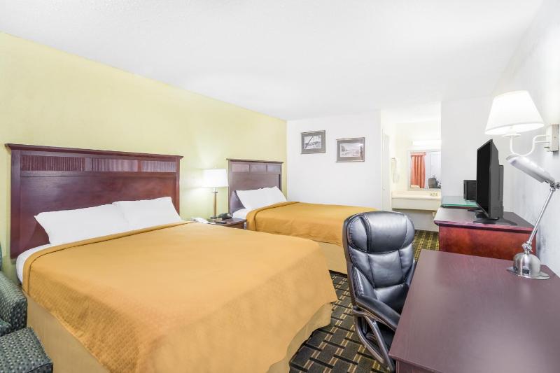 Queen Room with Two Queen Beds- Non-Smoking image 2