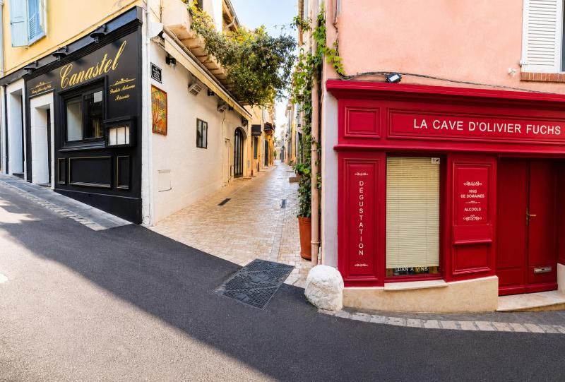 Beautifully bright apartment in Old Town St Tropez - image 14
