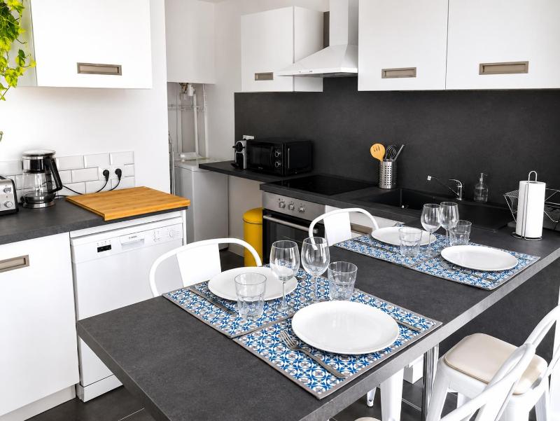 Beautifully bright apartment in Old Town St Tropez - image 18