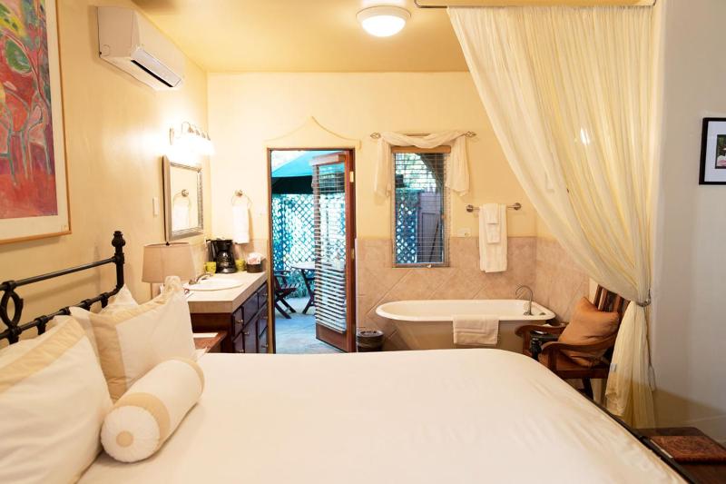 Grasshopper Room - King Bed image 1