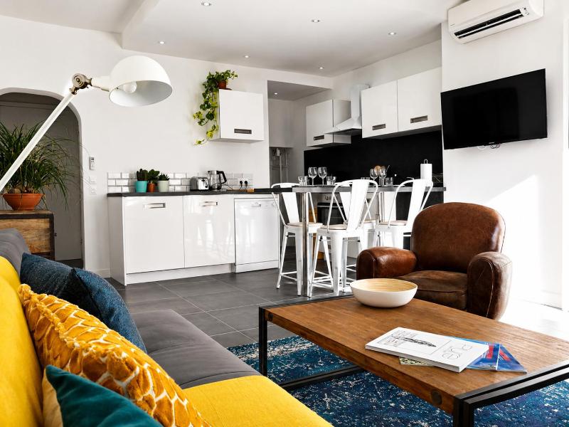 Beautifully bright apartment in Old Town St Tropez - image 11