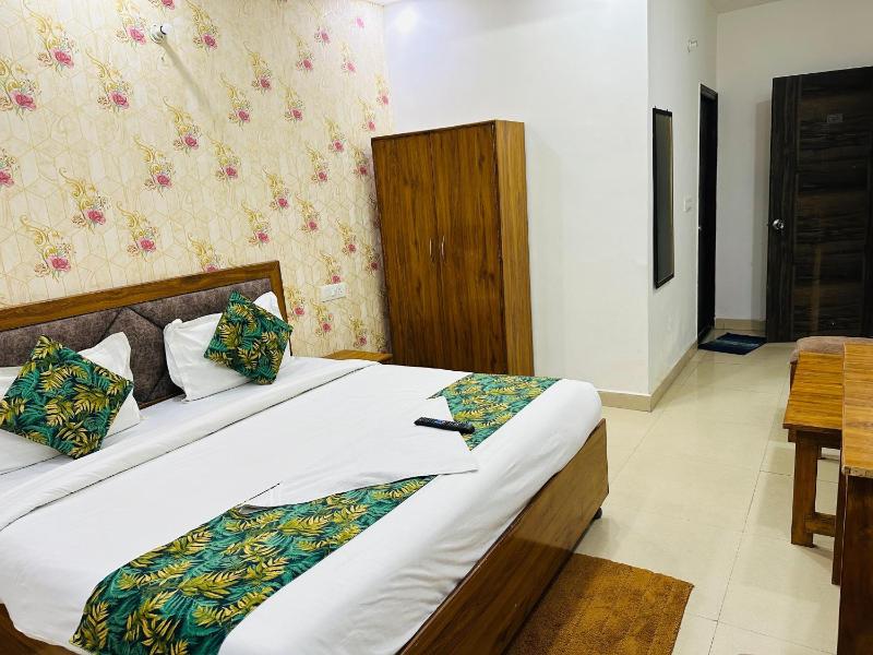 Hotel Frolic Near Noida Metro Station 52 - image 2