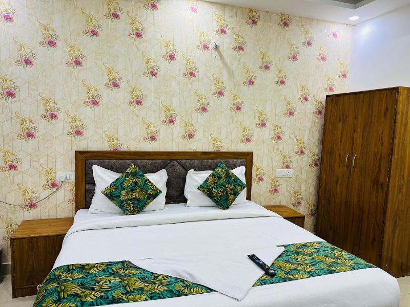 Hotel Frolic Near Noida Metro Station 52 - image 4