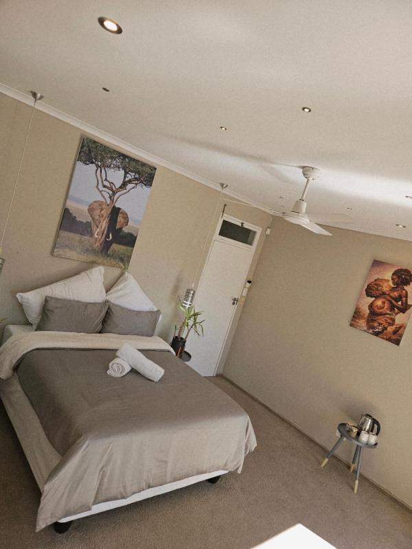 Living in the moment - Deluxe Ensuite Bedroom - image 5