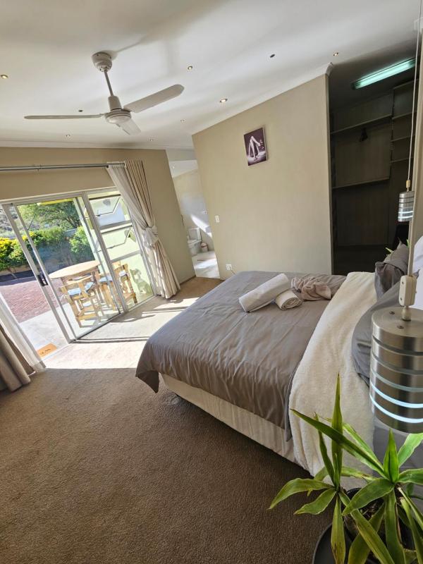 Living in the moment - Deluxe Ensuite Bedroom - image 4