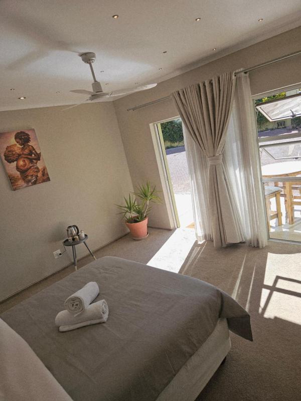 Living in the moment - Deluxe Ensuite Bedroom - image 16