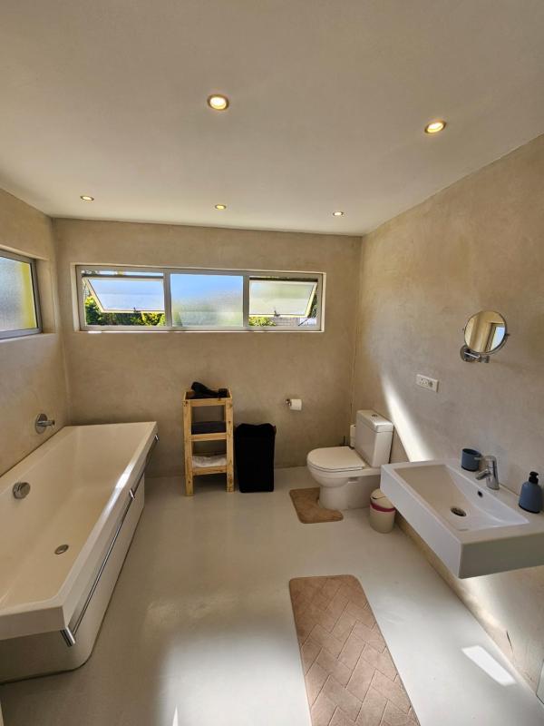 Living in the moment - Deluxe Ensuite Bedroom - image 8